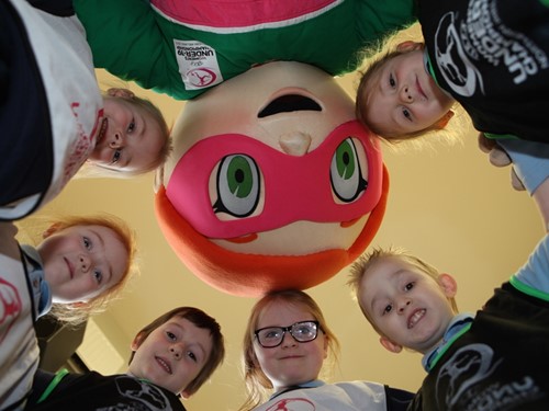 Sweet Caroline talking tactics with the children from Lislagan P.S. in Ballymoney.JPG.JPG
