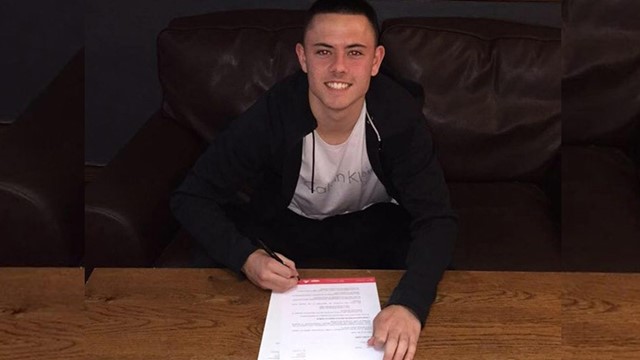 callum signs deal.jpg 