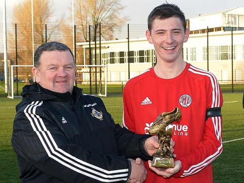 Enda Love presents Willowbank's Richard McAvoy with the 'Man of the Match' trophy.jpg