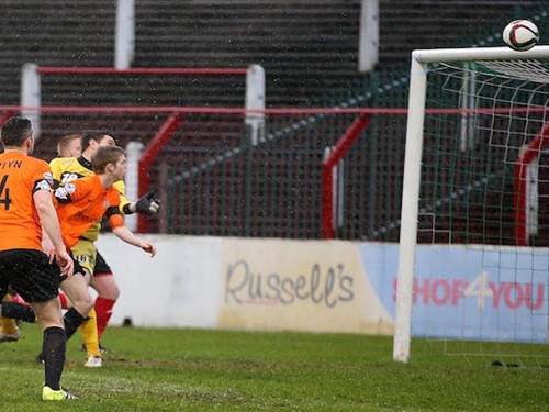 irish cup - image gallery - Glentoran v Glenavon.jpg