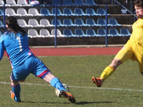 Emma Higgins NI Women v Romania 2015