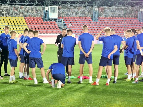 romania u21s train.JPG