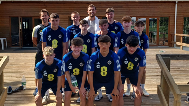 Jordan Henderson and Academy Boys.png 