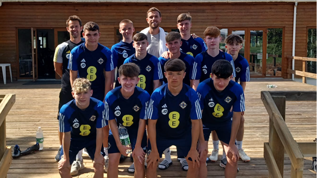 Jordan Henderson and Academy Boys.png 