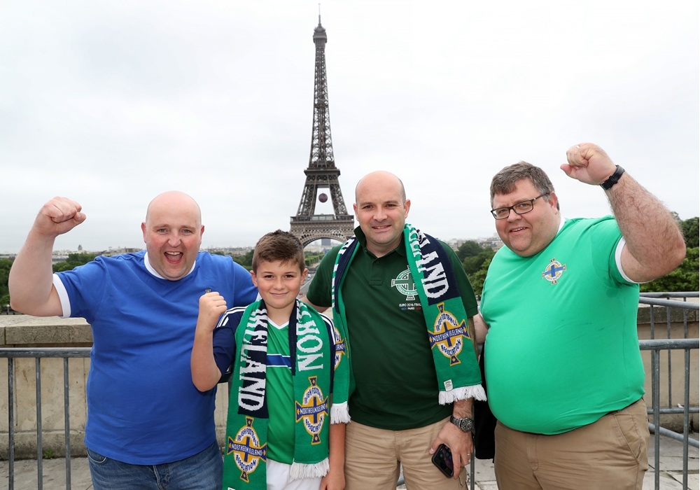 Fans in Paris_009.JPG Fans in Paris_009.JPG