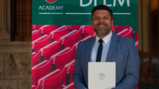 Andrew Davey with certificate.png 