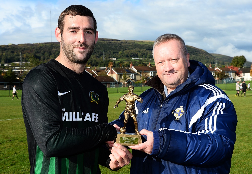 Jim Jess presents MOM Stephen Turley of Ardoyne with trophy.jpg