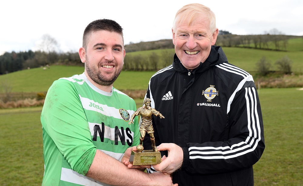 Jackie Morrison presents Stephen Daly with __Man of Match__ (002).jpg