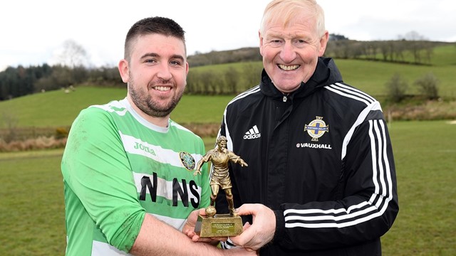 Jackie Morrison presents Stephen Daly with __Man of Match__ (002).jpg 